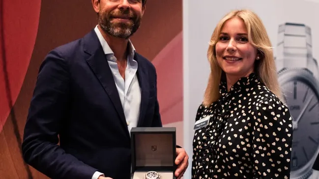 Rolf Studer, Co-CEO Oris, und Nadja Ehrlich, verantwortliche Online-Redakteurin Watchtime.net, mit der Oris Aquis Date Upcycle