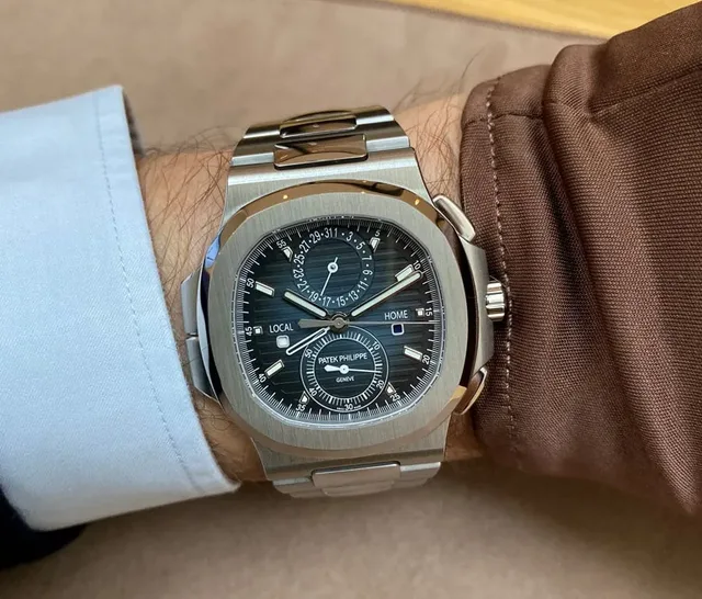 Patek Philippe: Nautilus Travel Time Chronograph Ref. 5990/1A-001 am Handgelenk