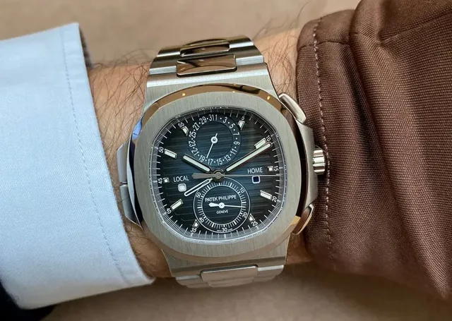 Patek Philippe: Nautilus Travel Time Chronograph Ref. 5990/1A-001 am Handgelenk