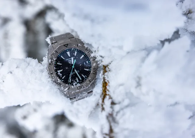 Taucheruhr, TAG Heuer Aquaracer Professional 200 Solargraph aus Titan im Schnee