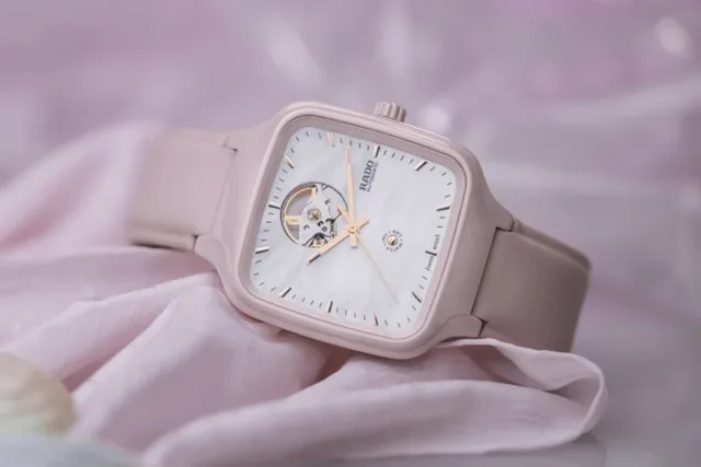 Rado x Ash Barty, rosa Uhr, True Square Keramik, Tennisball auf dem Zifferblatt, Perlmuttzifferblatt