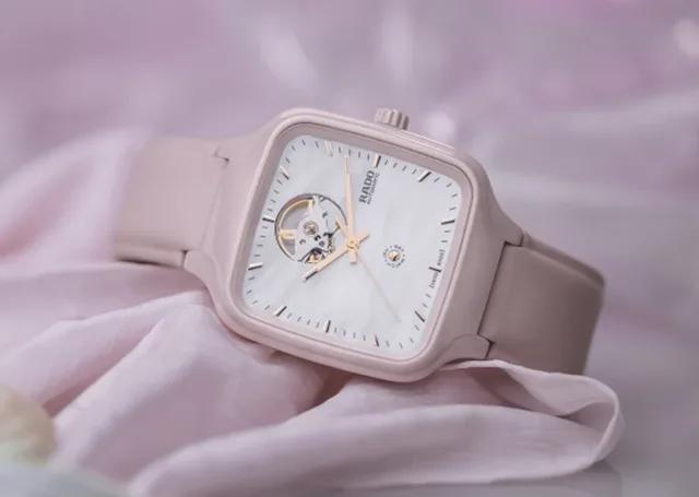 Rado x Ash Barty, rosa Uhr, True Square Keramik, Tennisball auf dem Zifferblatt, Perlmuttzifferblatt