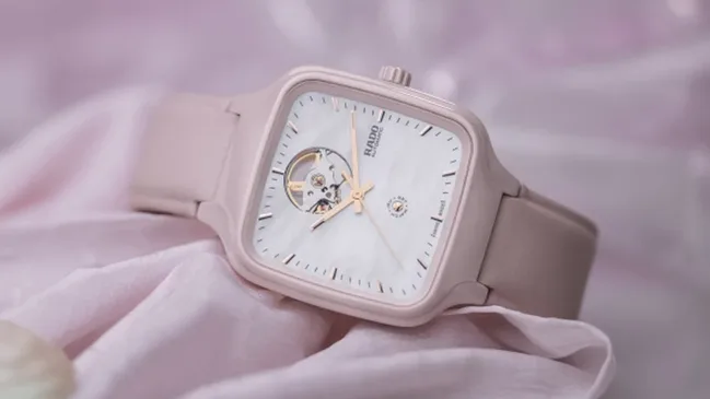 Rado x Ash Barty, rosa Uhr, True Square Keramik, Tennisball auf dem Zifferblatt, Perlmuttzifferblatt