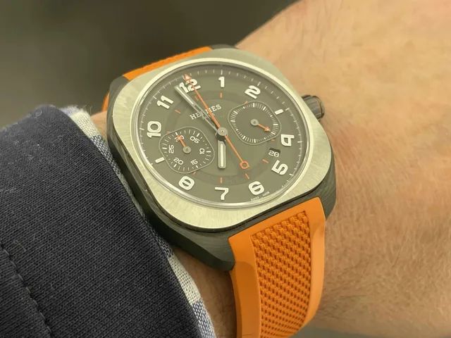 So sieht der Hermès H08 Chronograph am Handgelenk aus