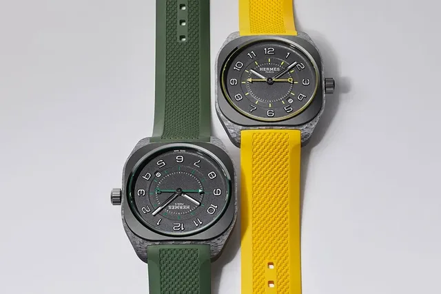 Zwei Uhren liegend, in Grün und Gelb, Hermès H08