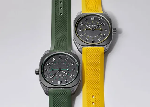 Zwei Uhren liegend, in Grün und Gelb, Hermès H08