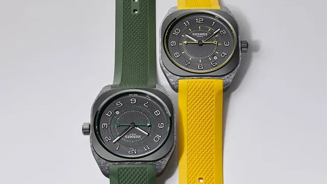 Zwei Uhren liegend, in Grün und Gelb, Hermès H08