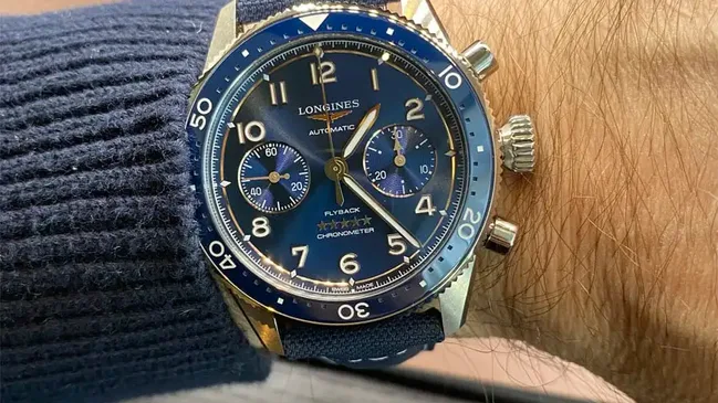 Longines: Die blaue Spirit Flyback am Handgelenk