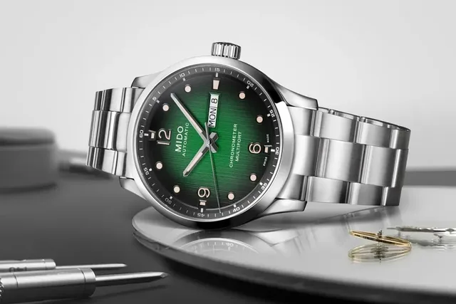 Multifort M Chronometer mit feinster Mechanik und COSC-Zertifizierung mit grünem Zifferblatt und Stahlarmband