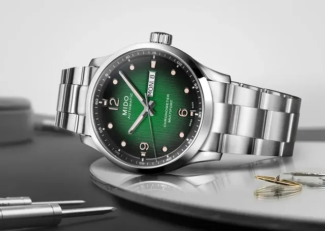 Multifort M Chronometer mit feinster Mechanik und COSC-Zertifizierung mit grünem Zifferblatt und Stahlarmband