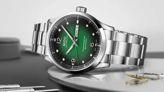 Multifort M Chronometer mit feinster Mechanik und COSC-Zertifizierung mit grünem Zifferblatt und Stahlarmband