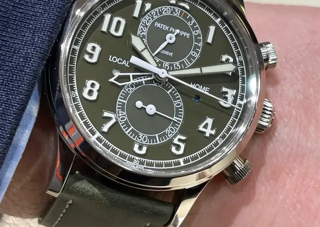 Wristshot der Patek Philippe Calatrava Pilot Travel Time Chronograph in Khakigrün