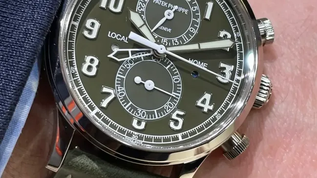 Wristshot der Patek Philippe Calatrava Pilot Travel Time Chronograph in Khakigrün