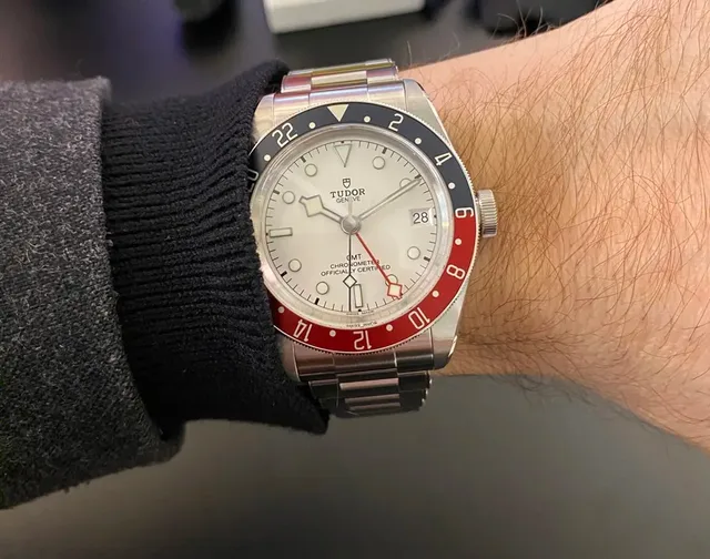 Wristshot der Tudor Black Bay GMT mit opalfarbenem Zifferblatt