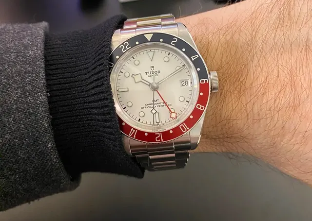 Wristshot der Tudor Black Bay GMT mit opalfarbenem Zifferblatt
