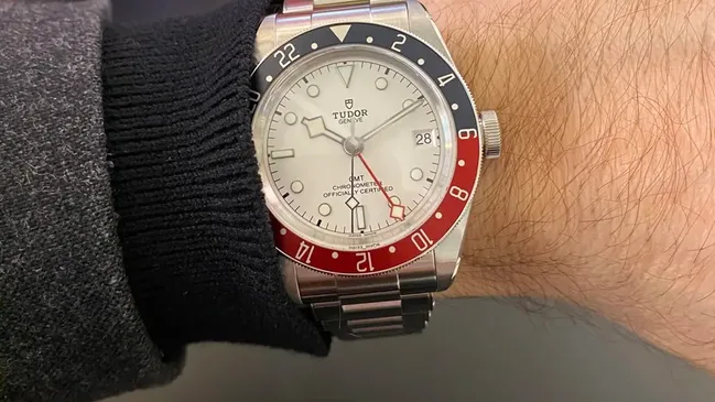 Wristshot der Tudor Black Bay GMT mit opalfarbenem Zifferblatt