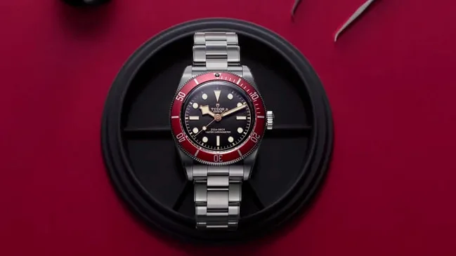 Tudor: Black Bay mit bordeauxroter Lünette