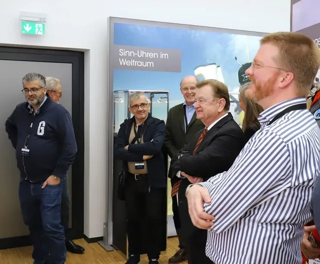 Uhrenreise Frankfurt 2023: Sinn-Geschäftsführer Lothar Schmidt führt uns durch die Sonderausstellung