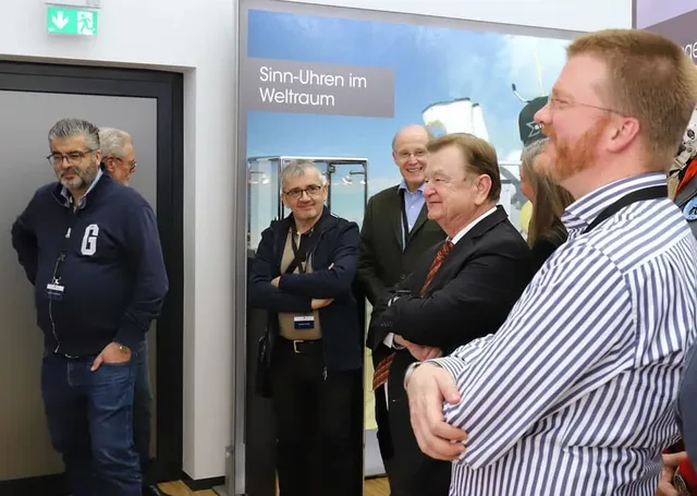 Uhrenreise Frankfurt 2023: Sinn-Geschäftsführer Lothar Schmidt führt uns durch die Sonderausstellung