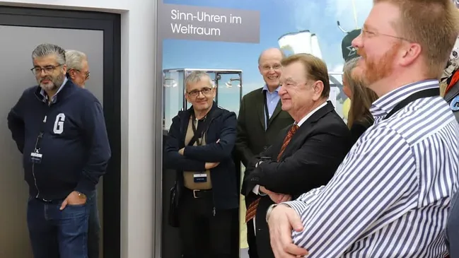 Uhrenreise Frankfurt 2023: Sinn-Geschäftsführer Lothar Schmidt führt uns durch die Sonderausstellung