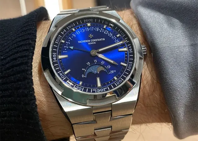 Vacheron Constantin: Overseas Moon Phase Retrograde Date am Handgelenk