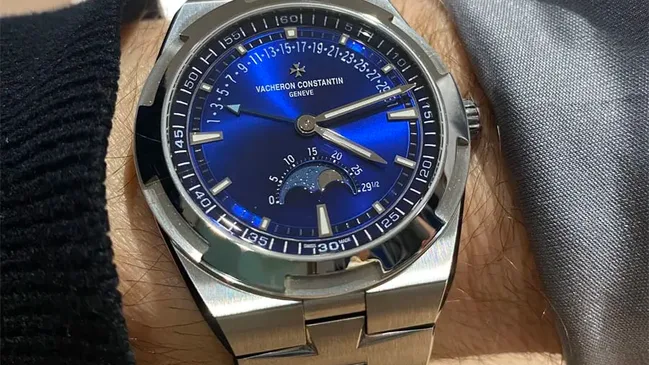 Vacheron Constantin: Overseas Moon Phase Retrograde Date am Handgelenk