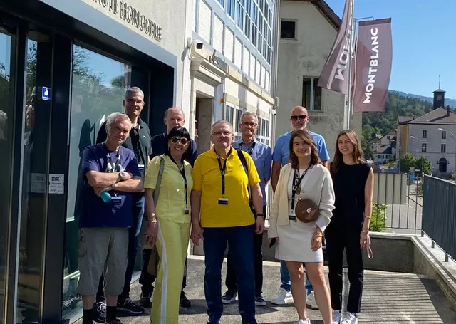 Uhrenreise Biel 2023: Die Gruppe vor Montblanc in Villeret