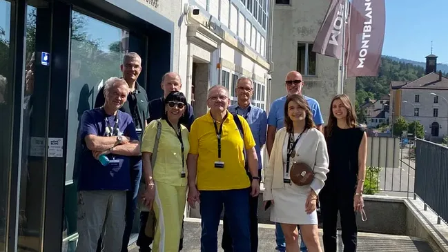 Uhrenreise Biel 2023: Die Gruppe vor Montblanc in Villeret