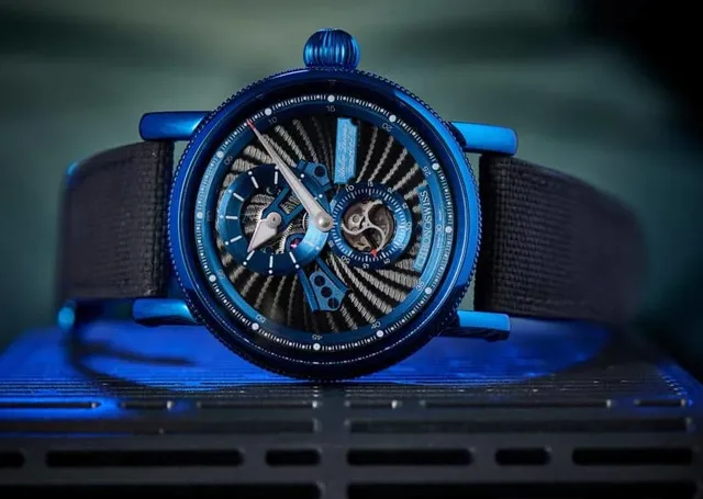 Die Chronoswiss Open Gear Blue Spark besitzt ein blaues Gehäuse