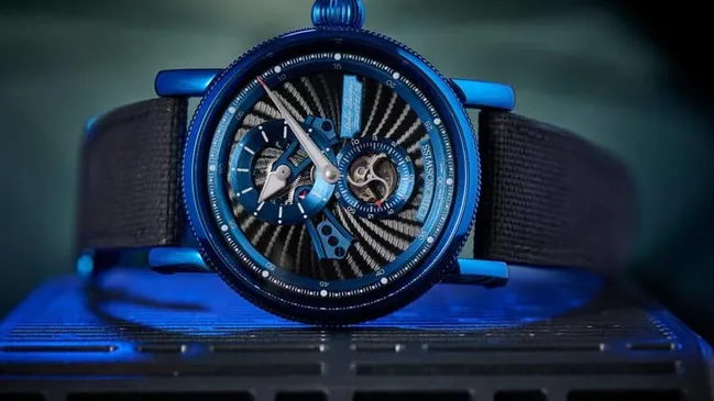 Die Chronoswiss Open Gear Blue Spark besitzt ein blaues Gehäuse