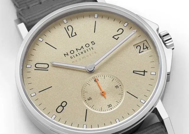 Nomos Glashütte: Ahoi neomatik 38 Datum sand