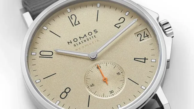 Nomos Glashütte: Ahoi neomatik 38 Datum sand