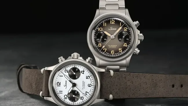 Sinn Spezialuhren: 356 Flieger Klassik W mit weißem Zifferblatt und 356 Flieger Klassik AS E mit graubraunem Zifferblatt