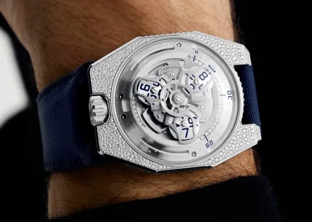 Urwerk: die UR100 V Stardust am Handgelenk