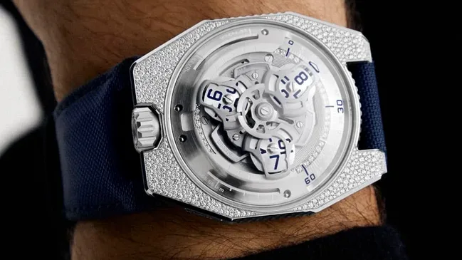 Urwerk: die UR100 V Stardust am Handgelenk