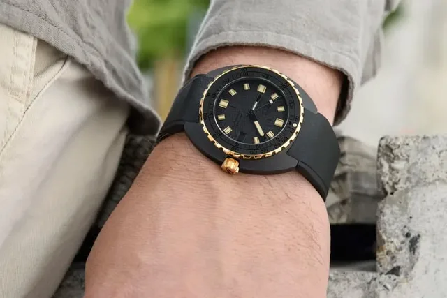 Doxa: SUB 300β Sharkhunter am Handgelenk