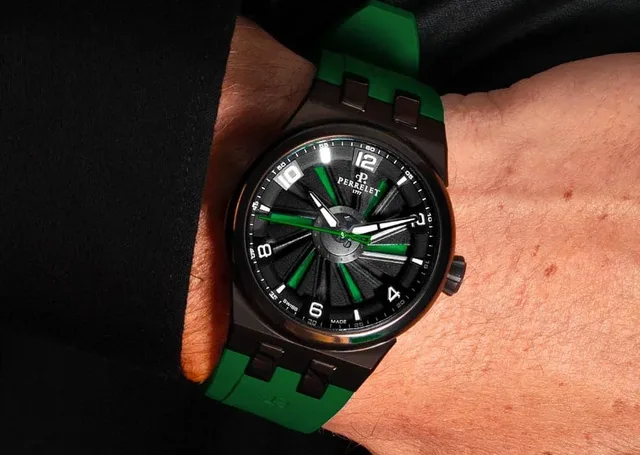 Die Perrelet Turbine Titanium am Arm