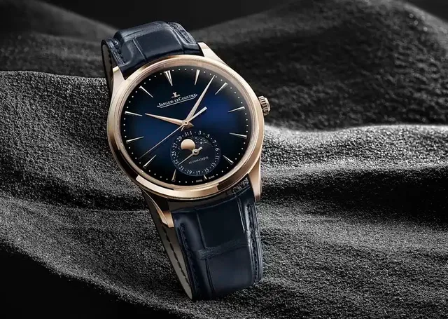 Jaeger-LeCoultre: Master Ultra Thin Moon in Rotgold und mit blauem Zifferblatt