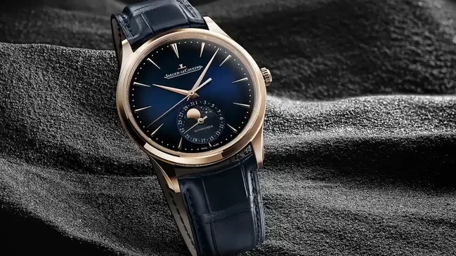 Jaeger-LeCoultre: Master Ultra Thin Moon in Rotgold und mit blauem Zifferblatt