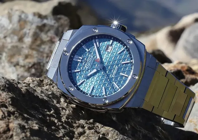 Die Alpina Alpiner Extreme Chronos Limited Edition verfügt über ein hellblaues Zifferblatt mit dunkelblauem Rehaut, das von einem historischen Alpina-Logo inspiriert ist