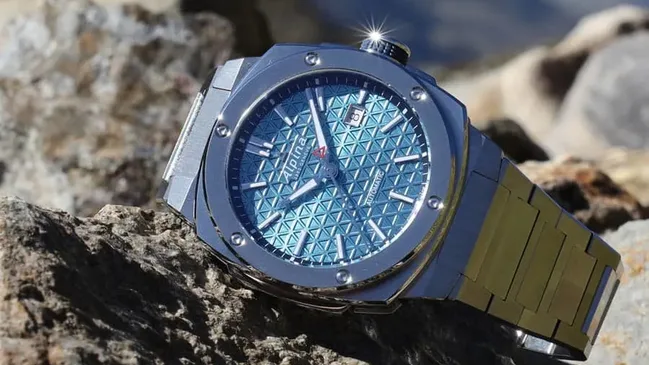 Die Alpina Alpiner Extreme Chronos Limited Edition verfügt über ein hellblaues Zifferblatt mit dunkelblauem Rehaut, das von einem historischen Alpina-Logo inspiriert ist