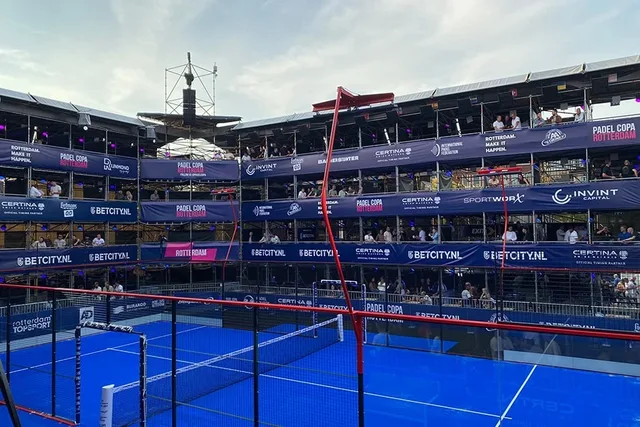 Padel Tennis Rotterdam bei Nacht