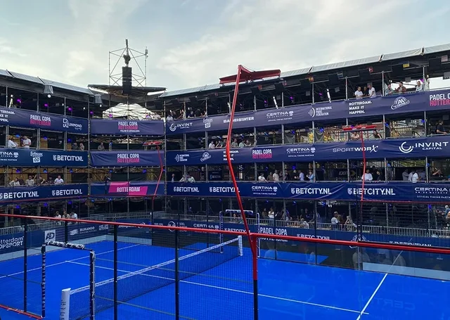 Padel Tennis Rotterdam bei Nacht
