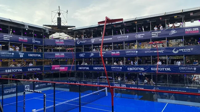 Padel Tennis Rotterdam bei Nacht