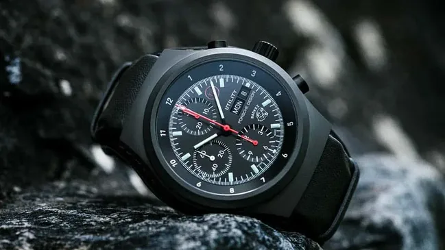 Der Porsche Design Chronograph 1 Utility ist dank einem Gehäuse aus Titancarbid extrem kratzfest.