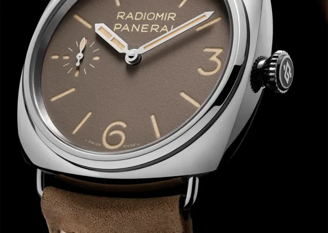 Das mattbraune Zifferblatt der Radiomir Officine PAM01385 erinnert an die erste Panerai von 1935