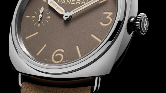 Das mattbraune Zifferblatt der Radiomir Officine PAM01385 erinnert an die erste Panerai von 1935