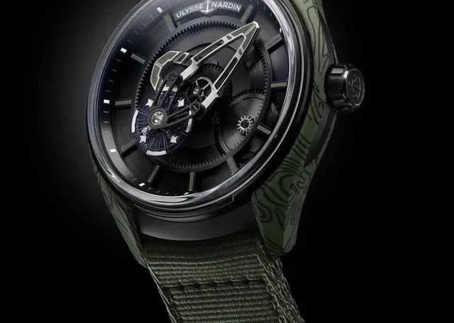 Die Ulysse Nardin Freak X OPS besitzt khakigrüne Flanken aus Karbonverbundmaterial