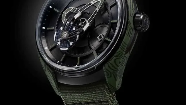 Die Ulysse Nardin Freak X OPS besitzt khakigrüne Flanken aus Karbonverbundmaterial