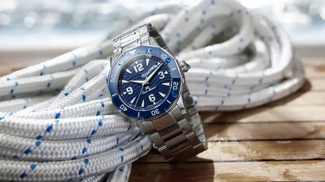 Die Jean Marcel Tropical Diver ist im und am Wasser zuhause